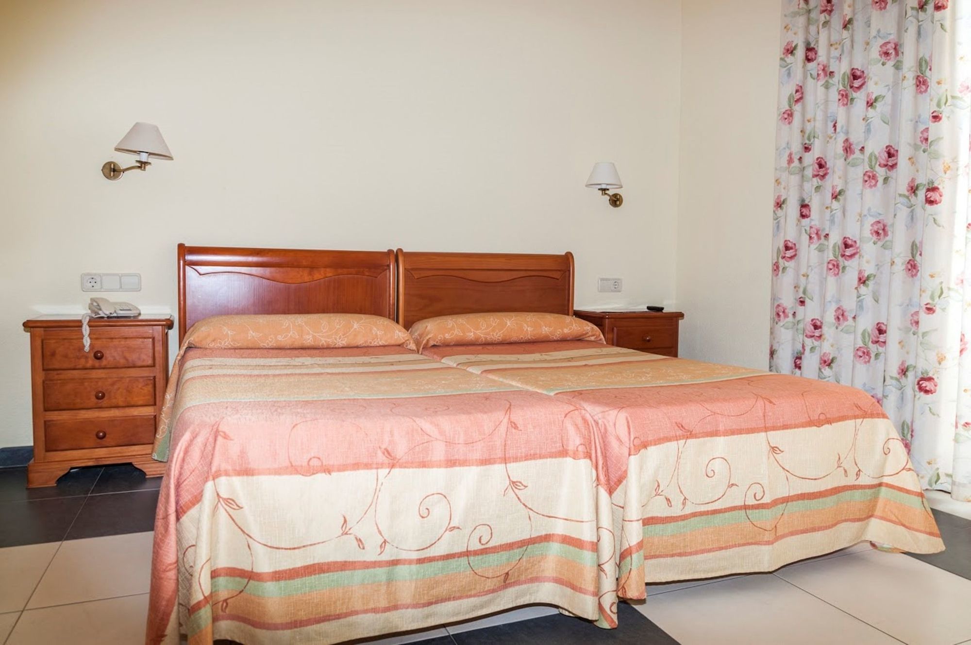 Hotel Tres Anclas กันดิอา ภายนอก รูปภาพ